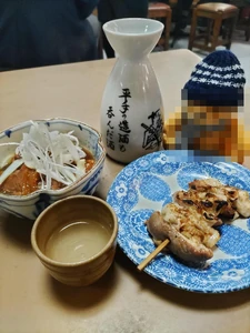 居酒屋の食事とぬいぐるみ / 一人で行った旅先で良い店に落ち着いて、酒と食べ物が美味しく幸せを感じた