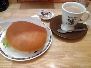 A hamburger from Komeda coffee / It's delicious.