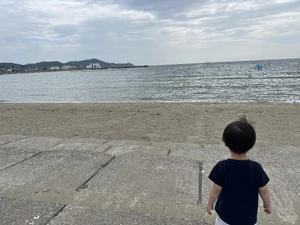 A child and the sea / I felt happy looking at the sea with my child.