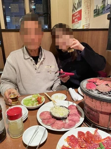 My father and younger sister / Because I enjoyed eating yakiniku with everyone.