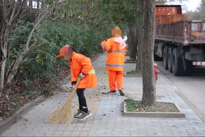 Public facilities janitors cleaning / Public facilities janitors are hard at work, keeping the city looking beautiful.