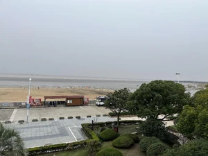 A view of the beach / It is soothing to listen to the sound of the ocean.