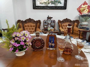 A drinking party held on the National Day of China. / I'm happy that the COVID-19 lockdown has been lifted, and people are gathering with relatives and friends, so they are drinking together and celebrating.