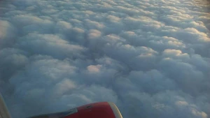 飛行機の窓から撮った空に浮かぶ雲 / 雲の近くに浮遊しているような快適さをとても感じる