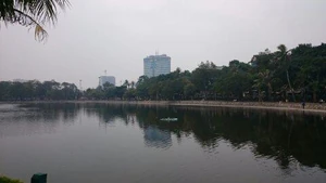 A lake where I always do calisthenics / To leave a relaxing, comfortable landscape.