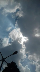 雲の後ろにある太陽 / 私たちが全体の一部であることを探求し、理解し、認識し続けなければならない神秘的な世界を表している