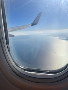 飛行機の窓 / 私は、旅行するといつも旅行中の活動や移動中の写真を撮ります。飛行機の窓から外を眺めることは私のお気に入りの一つです。快い気分となり、リラックスできて抱えている問題をしばらくの間忘れることができます。飛行機に乗るといつも、その眺めと飛行機に乗ったという経験によって、心がリセットされ、自分の問題を考える必要はないと思えるようになります。幸せを感じられる楽園にいるみたいです。