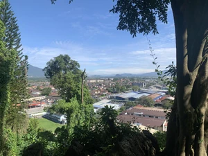 It's a mountain view from high above a temple / It's so pleasant and peaceful there. Yooo admin, you should go there. Furthermore, it was calming and I was so at ease