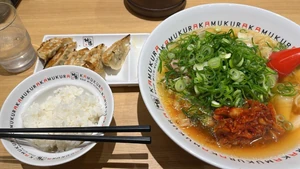 Lunch on January 3, 2024, that was eaten around 3:00 P.M. while chatting. Ramen. Prepared by a restaurant employee.