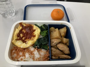 1/16 12:30 / 昼食 / 授業の休み時間 / 自分が作った弁当　 / 白米、鮭フレーク、ほうれん草、卵焼き、鶏肉とじゃがいもの甘酢炒め