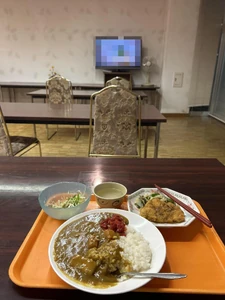 夕食 / 2024年1月16日21時30分頃、 / 一人でテレビを見ながらカレーライスを食べた。 / 寮のスタッフが調理した。