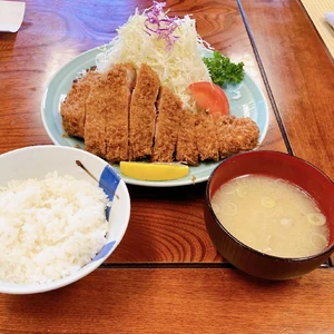 Lunch eaten on January 10, 2024, around 1:00 P.M. This was a pork cutlet set lunch I ate at a pork cutlet restaurant popular with the locals while I was on a business trip in Gunma Prefecture. I ate this alone before going to visit my client.