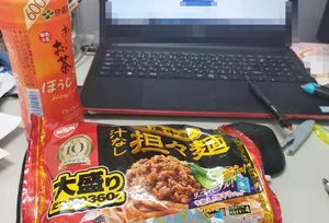 A photo of my weekday lunch taken on January 22, 2024, sometime after 4:00 P.M. It was taken at my desk, and I ate by myself. I worked as I ate. I heated up something I bought in advance in the microwave and ate it. /  / This is how my normal weekday lunch is.