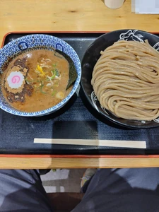 昼食として今日１３時頃，ひとりでフードコートにおいて株価を確認しながら松戸富田麺桜のつけ麺を食べた。