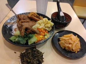 Eaten around 8:00 P.M. on January 7. I ate this at the Taiwanese restaurant chain, Sansho Kofuku. I don't recall the name of the dish. It was a set meal that came with this rice bowl-like dish that had fried chicken, simmered fish, and vegetables.