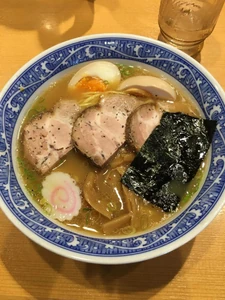 1週間前の夕食、1人でラーメン屋でラーメン。