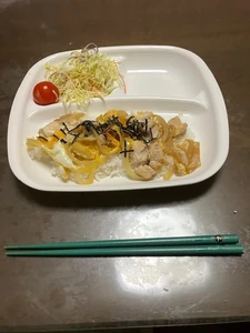 夕食 / 20240117 / 1905 / 自宅キッチン / 一人で娘が作ったワンプレート / 新聞を読みながら