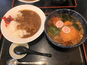 Lunch eaten on December 29, 2023, around 1:00 P.M. I ate toshikoshi soba (New Year's Eve Noodles) with my senior colleague.