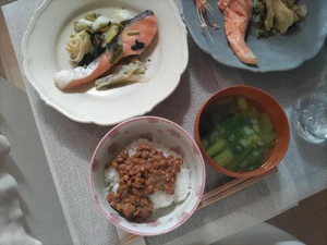 This is a photo of my lunch eaten on January 16 around 12:30 P.M. I ate it with my spouse. I took this photo to record my meal before eating. I ate white rice, natto, steamed salmon and veggies, and miso soup. I prepared this meal myself.