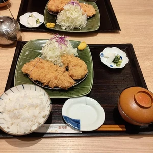 Lunch eaten on November 18, 2023, around 2:00 P.M. We had lunch at a fried pork cutlet restaurant after my father and I browsed winter clothing. As we ate, we discussed how we felt about the clothes and where we wanted to go and what we wanted to see next.