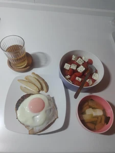 1月18日の夕食、5時頃撮影、自分で作りました。これから子供と2人で食べます。夫は帰宅後に同じ物を食べます。