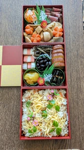 元旦朝に食べた自分で作ったおせち料理 / 2024/1/1 早朝から準備しam10時頃完成 / 煮物、なます以外はお節セットを利用 / ローフトビーフは前日に手作り / 家族とお正月のお祝いをしながらたべました