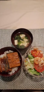 Lunch eaten on August 15, 2022, around noon. I ate at home with my mother. We chatted as we ate. The meal was eel, salad, and miso soup. We purchased the eel at an Ozeki supermarket, and my mother cooked it.