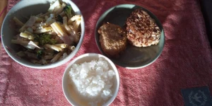 I took this photo of my breakfast at 7:00 A.M. this morning. My child had already left for work, so I ate alone. I had white rice, leftover macaroni salad and croquettes from the lunch my child prepared for themselves, and a tofu hamburger.