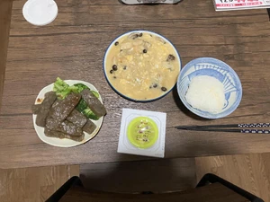 一周前的晚餐，晚上8点左右，一个人在家里吃了米饭、鸡肉和蘑菇的鸡蛋浇汁、烤魔芋和沙拉。我自己做的。