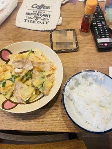 家族とともに奥さんが作った夕食を食べた