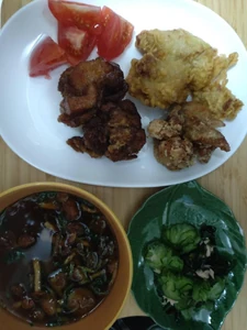 Dinner eaten on April 18, 2023, around 6:00 P.M. I ate with my spouse and children, and we watched T.V. as we ate. We had fried chicken, seasoned wakame seaweed, and nameko mushroom soup. My spouse prepared the meal.