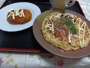 1/22の夕食です。pm6時頃、自分で作り一人で食べます、お好み焼きとコロッケ１個