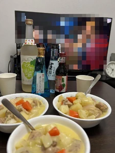 Photo was taken of dinner eaten on December 24, 2023, around 7:00 P.M. at a friend's house. I ate cream stew with two of my girlfriends while watching YouTube. We bought the ingredients for and prepared the cream stew ourselves.