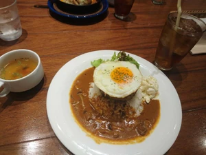 Lunch eaten on December 7, 2023, around 1:00 P.M. I ate a locomoco hamburger set at a restaurant my friend and I went into on our way home from shopping. We made small talk as we ate.