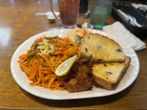 Lunch. My spouse and I had to visit my child's school to observe their class, so we decided to have lunch at a café. I went with the Ladies' Set of spaghetti, fried chicken, bread, a salad, and a drink.