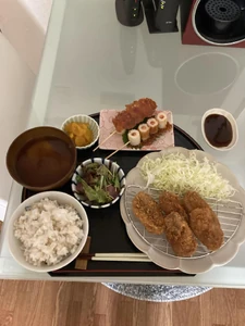 Dinner around 7:00 P.M. My boyfriend and I prepared this meal while watching T.V. We made fried oysters, grilled fish cakes filled with spicy pollock roe and mayonnaise, and an avocado salmon salad.