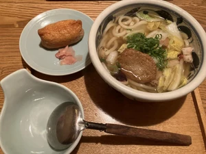 昼食、2023年12月6日の12時頃。 / 愛媛旅行で立ち寄ったうどん屋で、主人と次に向かう観光先の話をしながら、その店の海鮮うどん定食を食べました。