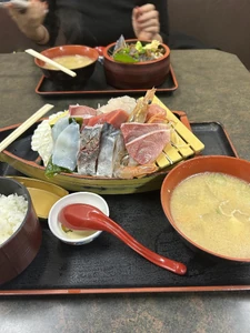 Lunch eaten on November 18, 2023, around 11:00 A.M. I ate with my younger sister. I was in Tokyo as my child prepared to take admissions exams and ate with my sister who I had not seen in years. (In truth, I had met her the day before, and since we had eaten meat yesterday, today I chose to have fish for lunch.) We ate at a fish market in Yokohama.