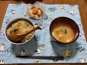 夕食 / 2024年1月8日19時ごろ / 自宅で家族と話をしながら / 中華丼、味噌汁、酢牡蠣を食べた / 自分が作った