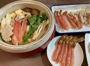 Dinner eaten on december 21, 2023, around 7:00 P.M. I ate together with my father and oldest friend. We chatted about the year as we ate. Dinner was crab sashimi and crab hotpot that I had purchased.