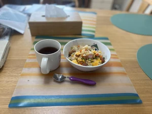 Lunch on December 24, 2023. Lunch was taken around noon. I was at home with my daughter. I ate fried rice as I browsed my smartphone. I ate alone while helping explain my 5th grader daughter's winter vacation homework to her.