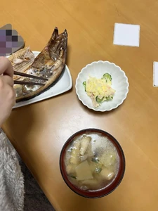 Dinner eaten on January 17, 2023. My child browsed their phone as we ate. I had Okhotsk mackerel, potato salad, and miso soup.