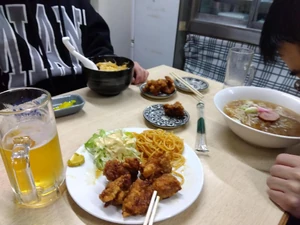 2024年１月４日19時半ころ / 夕食を息子二人とともに近所の定食屋にて。 / 食べたものは、唐揚げ、ビール。