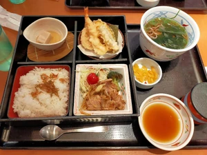 Lunch eaten on January 11 around noon. I ate at a restaurant. I ate alongside my husband and child. We stopped here because we were already out. I ate Japanese cuisine at a restaurant.