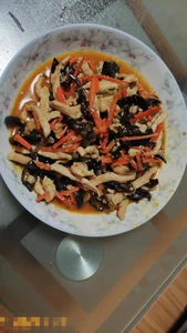 I am grateful to my mother for preparing this. This was Yuxiang shredded pork she prepared for breakfast for me. It was delicious.