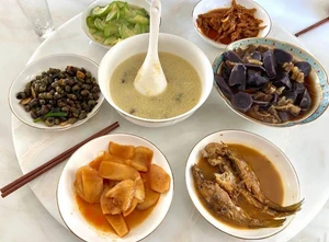 Dinner eaten on January 15, 2024, at 6:30 P.M. I ate it together with my family and we chatted as we ate. We ate river snails, fish, chicken feet, vegetables, and soup. My mother prepared the meal.