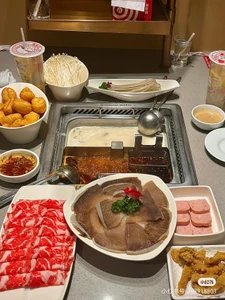 I ate hotpot with my family for lunch.