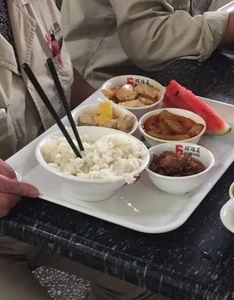 Lunch sometime in November last year at my company's cafeteria. I ate rice, meat, tofu and the like. I also ate watermelon.