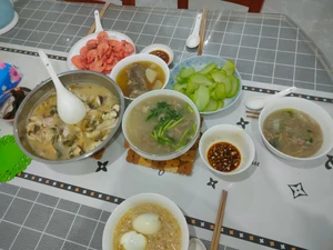 This photo is of a dinner I ate a few days ago. My wife prepared the meal, and we ate it together with my family and our friends.