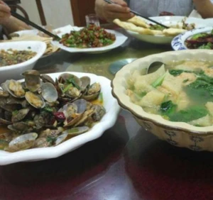 Lunch eaten three days ago at noon. I ate with my family. We chatted while we ate, and my mother prepared this meal.